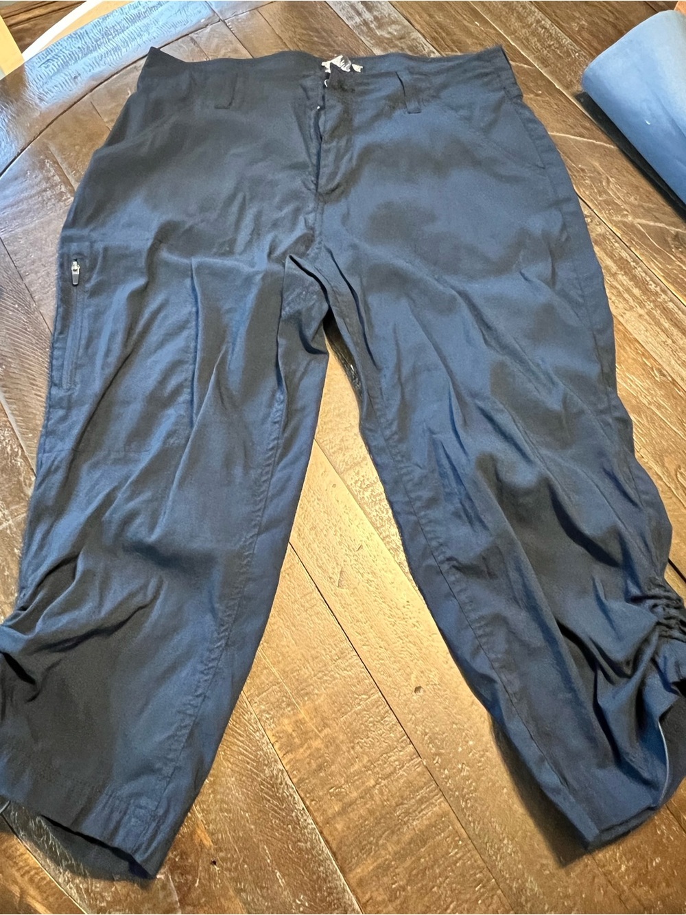 Khombu Women's Navy Capris